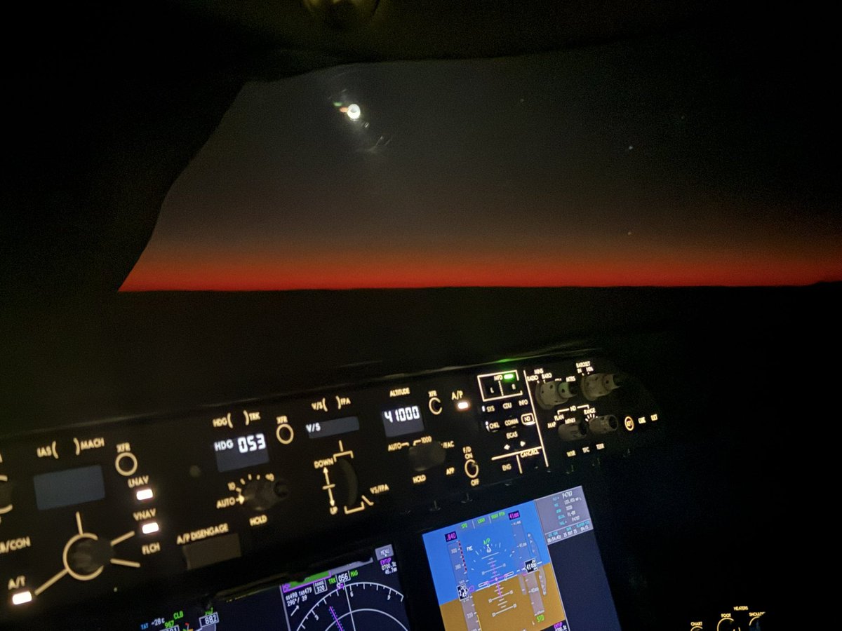 Luna Roja del 25 de mayo en el Atlántico Sur a 41,000 pies. La misma Luna pico tiempo después 

Red moon over South Atlantic 41,000 ft, same moon shortly after