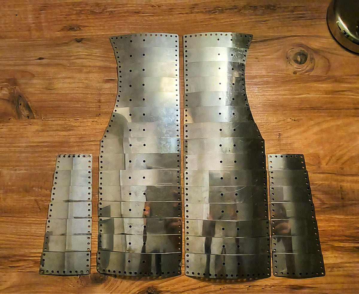 Zırhın ön yüzü bitti. Sırtın da çok az işi kaldı. O da yarına bitmiş olacak. Perşembe günü Allah'ın izniyle örmeye başlayacağım.