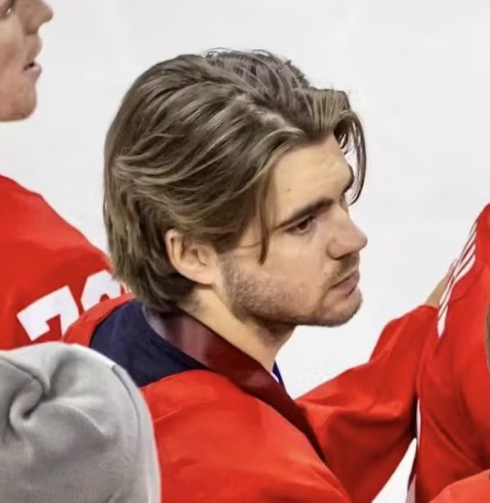 he looks so much like a prince here like hello?????