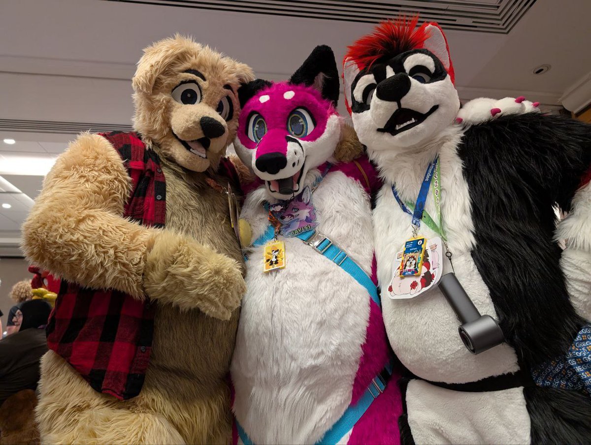You can't handle all this heft~

w/ <a href="/BayleiFox/">Baylei</a> &amp; <a href="/WolfBearz/">️Gupperz</a> 
#Confuzzled2025 #cfz2025 #furry #fursuit
