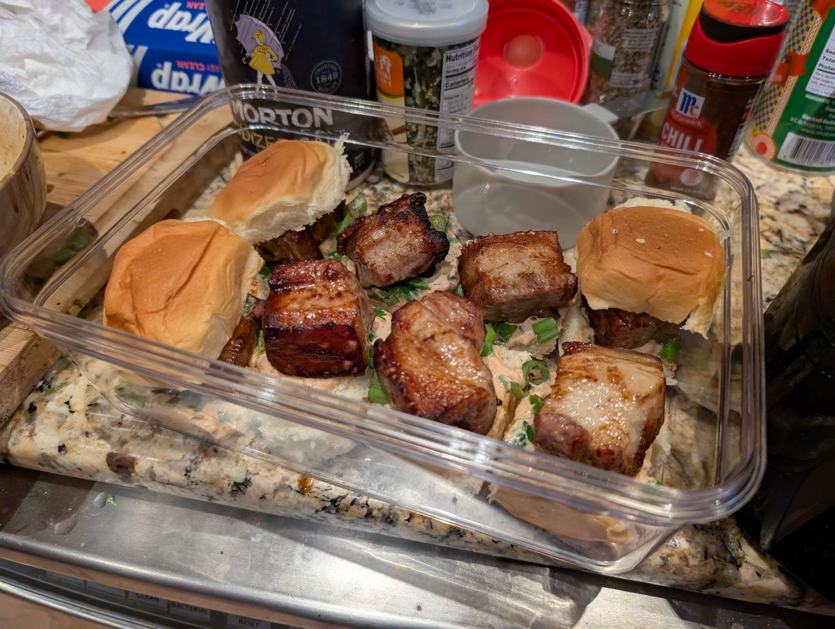 LadybugSneezes's tweet image. Hasselback Kielbasa w salt, pepper, apricot preserves &amp;amp; spicy brown mustard baste + bell peppers &amp;amp; onions

Scallops w white miso &amp;amp; mirin baste, scallions + furikake

Crispy Pork Belly sliders marinated oyster/soy sauce

Broccoli broiled in soy/maple/balsamic glaze

#RealMenCook