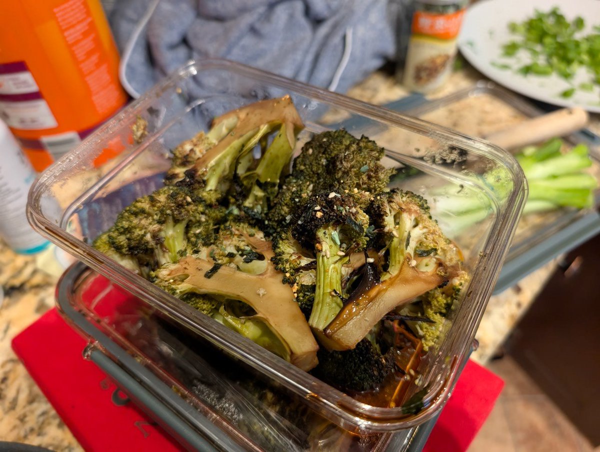 LadybugSneezes's tweet image. Hasselback Kielbasa w salt, pepper, apricot preserves &amp;amp; spicy brown mustard baste + bell peppers &amp;amp; onions

Scallops w white miso &amp;amp; mirin baste, scallions + furikake

Crispy Pork Belly sliders marinated oyster/soy sauce

Broccoli broiled in soy/maple/balsamic glaze

#RealMenCook