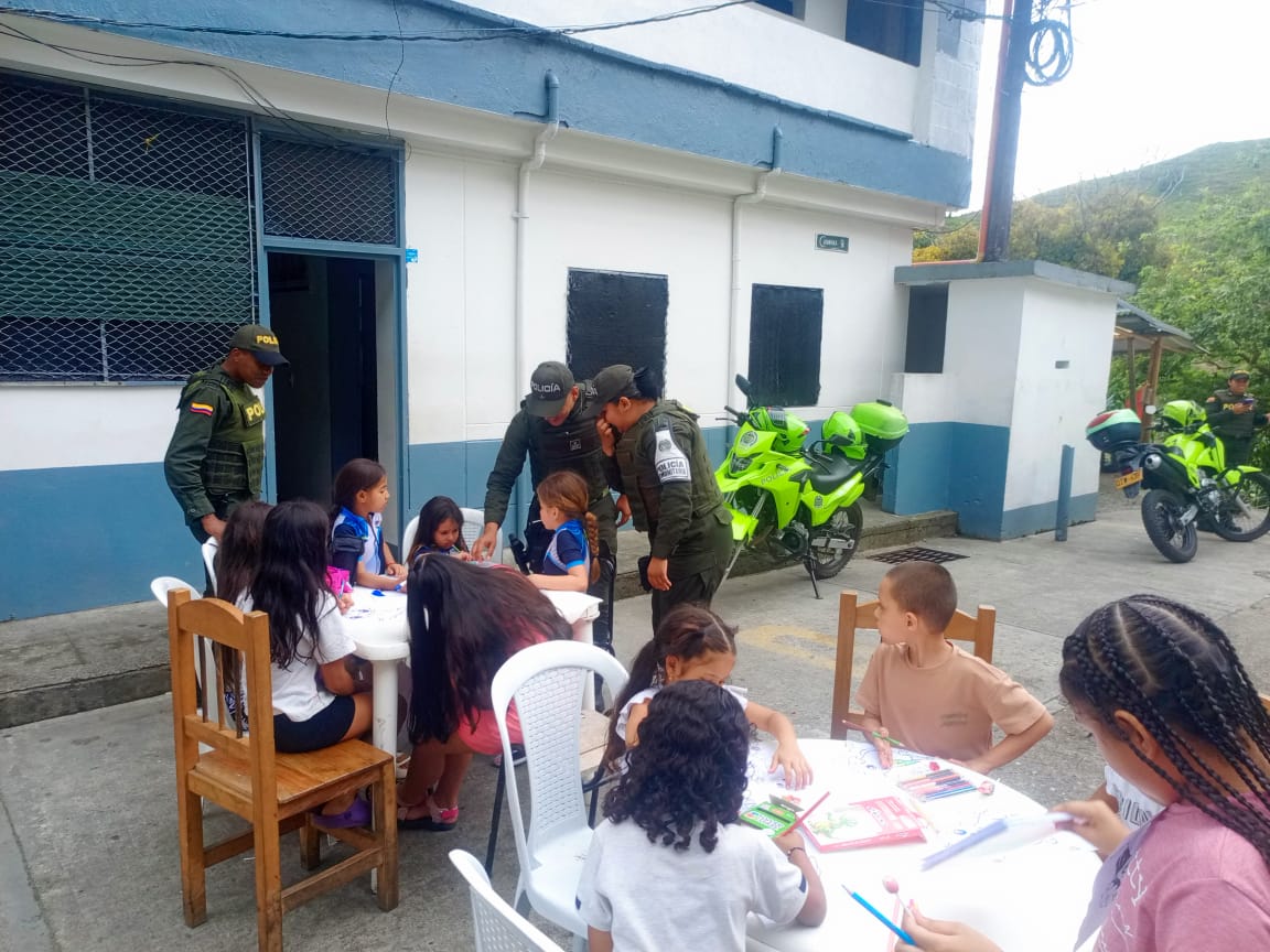 Policiantioquia's tweet photo. En #Briceño, nuestro grupo de @ProteccionPonal y Policía Comunitaria compartió alegría y enseñanza con el programa #AprendeJugando, liderado por nuestra Estación de Policía y dirigido a niños, niñas, adolescentes y sus familias. Educación y prevención en un entorno de confianza. 💚👮‍♂️📚 #ActuandoPorAntioquia