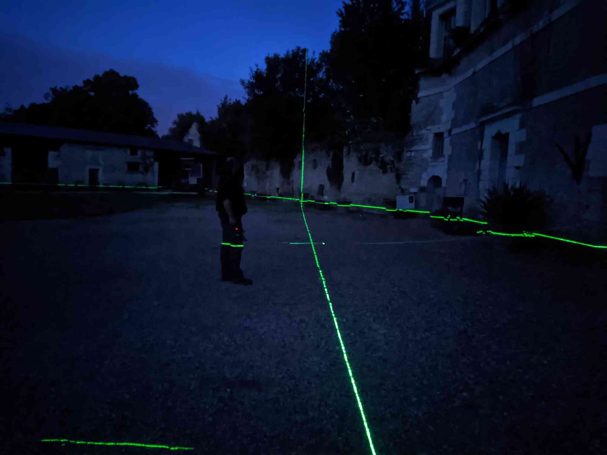 Ce soir, c'est mesures et placements des structures qui seront montées demain.
Faire de la géométrie à la lampe torche à minuit, c'est une expérience que nous conseillons à tous ;)