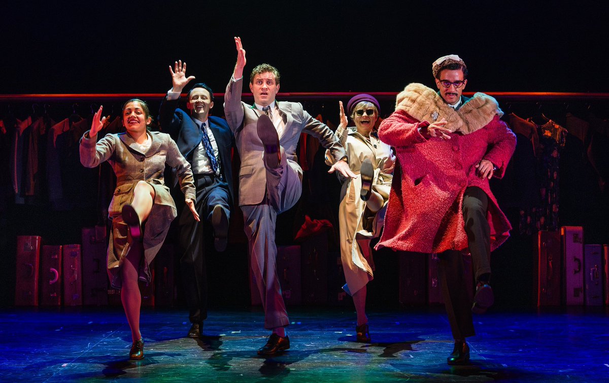 BathLifeMag's tweet image. A fabulous fizzing bundle of energy, imagination and quirk.
Hitchcock never had it so kitsch.
North by Northwest @Wise_Children is on @TheatreRBath until 31 March
⭐️⭐️⭐️⭐️⭐️