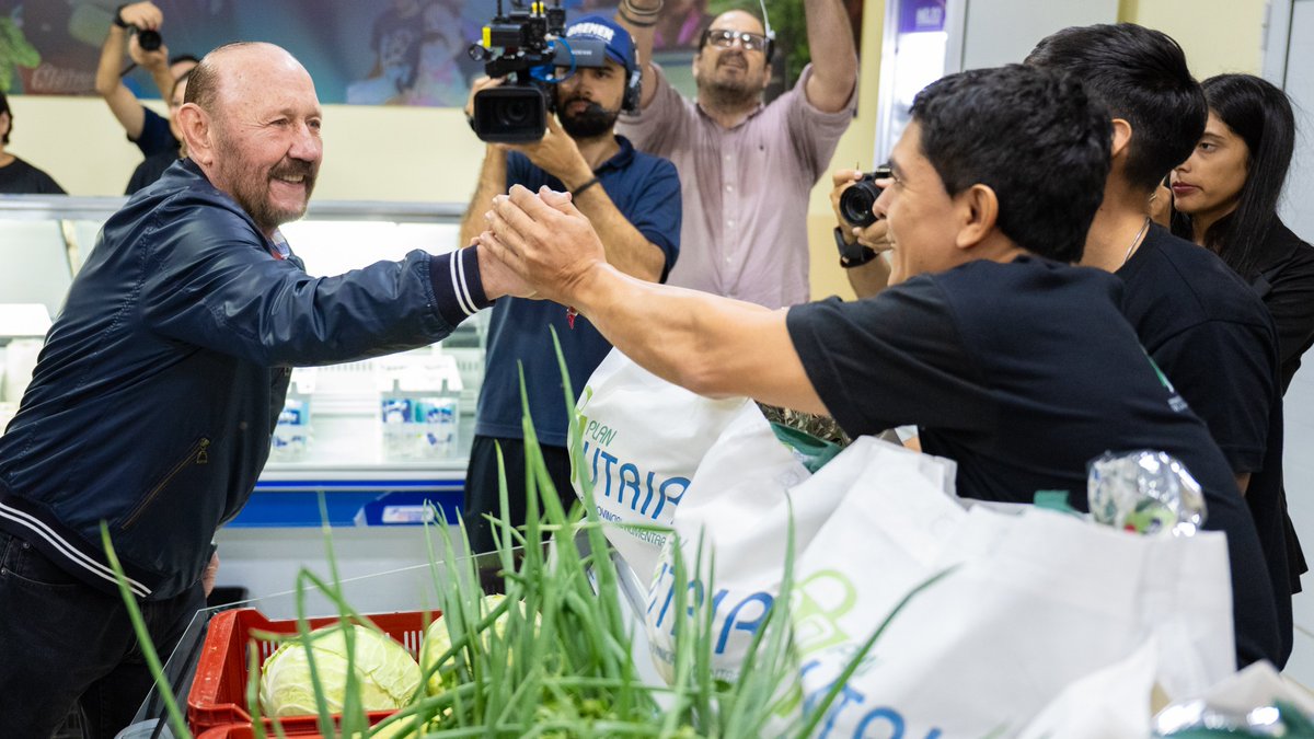 gildoinsfran's tweet photo. INAUGURACIÓN ESPACIO ECO – PLAN NUTRIR

Dejamos inaugurada la refacción y ampliación del edificio del Espacio de Encuentro de la Comunidad Organizada (ECO) y del Plan Provincial Alimentario Nutrir, en el barrio San José Obrero.

Los ECO son espacios en los cuales se brinda contención social, además se desarrollan actividades y talleres de formación para favorecer el desarrollo y fortalecimiento de la comunidad.

Por su parte, el Plan Nutrir beneficia a 18.500 familias formoseñas, con productos frescos y saludables provenientes de familias paipperas y productores locales.

Estos programas son parte de las políticas integrales del Modelo Formoseño, a fin de generar las condiciones para que todos los comprovincianos puedan desarrollarse en igualdad de posibilidades.

#TodosUnidos #Formosa