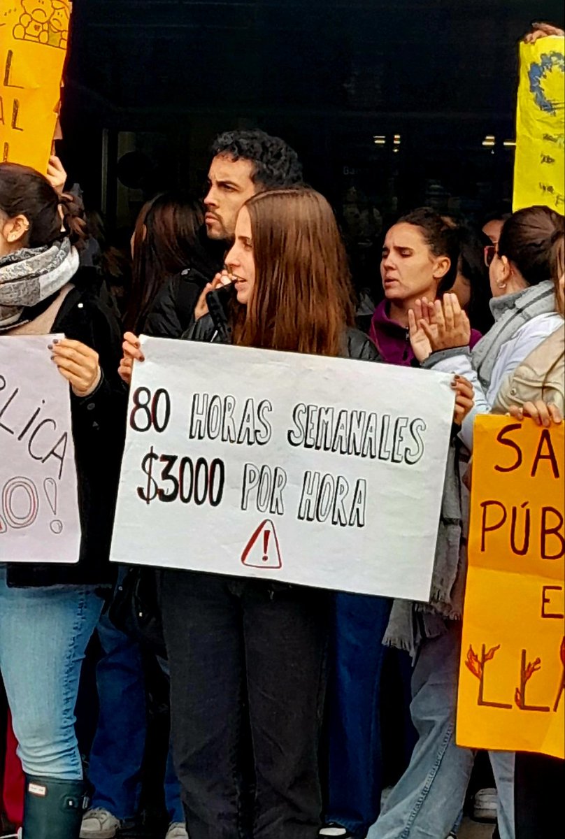 AlePeronista's tweet photo. - Médico del Garrahan con 10 años de estudio: $3.000 la hora

- Manuel Adorni ex vendedor de autos usados y hoy vocero presidencial: $4.000.000

PARA LOS LABURANTES AJUSTE, PARA LA CASTA PLATA‼️ https://t.co/hgLZYJCNTB