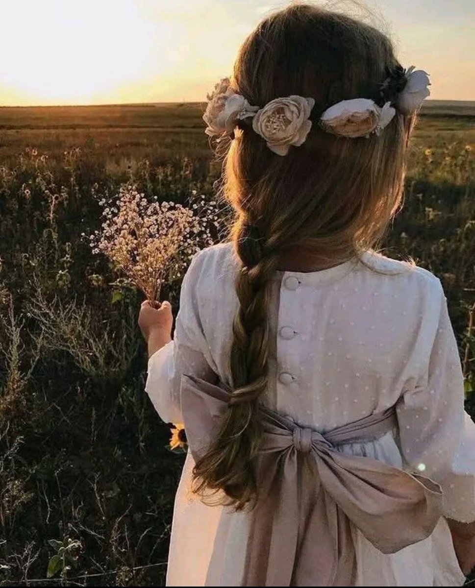 "كُنت أبحث عن الحب ..

حتى أدركت أنني أبتسم للغُرباء ..
وألوح للأطفال ..!!
وأدعو عندما تمر سيارة الأسعاف ..
وأتمنى الخير لكل من حُولي .. عندها
فهمت أنني أنا الحُب ..🤍🤍