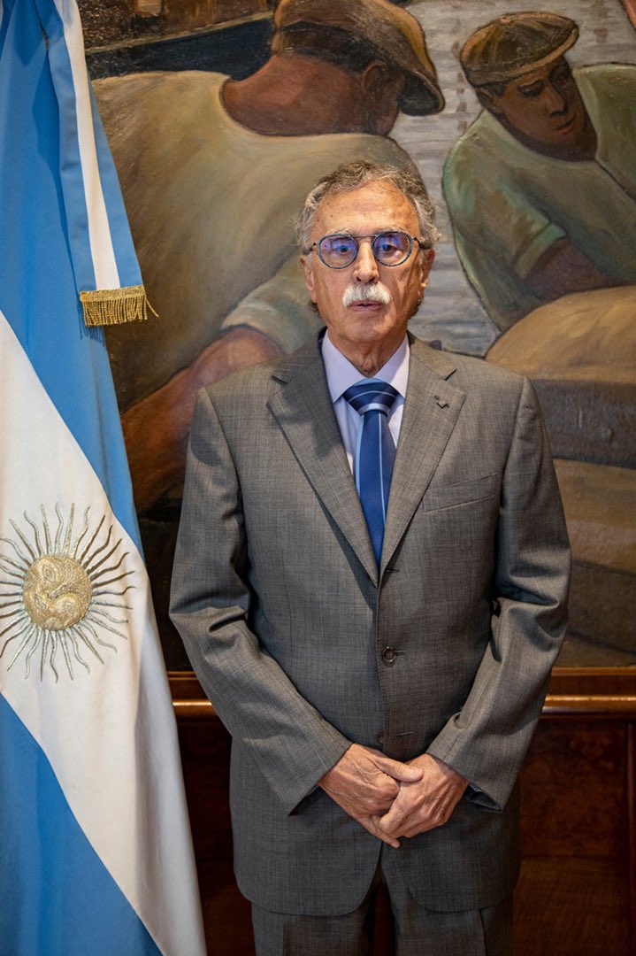 Este hombre, Mario Lugones, es el Ministro de Salud. Es el responsable junto a Milei, de la decisión estúpida y cruel de desfinanciar el Garrahan, uno de los hospitales de mayor complejidad y especialización del país, que tiene acceso público y donde se atienden casi el 40% de