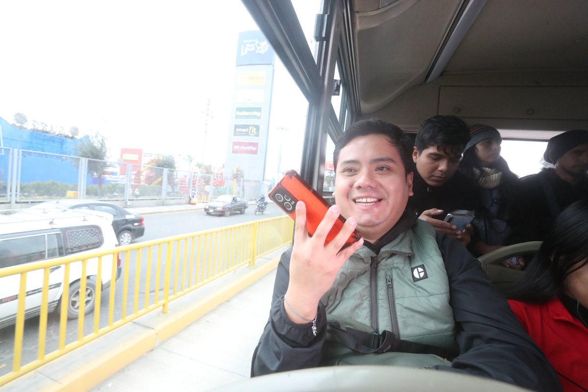 ¡Nadie quiere enterarse de tus conversaciones! Por eso, modula tu voz cuando hables por celular dentro del bus. 🙅🔕