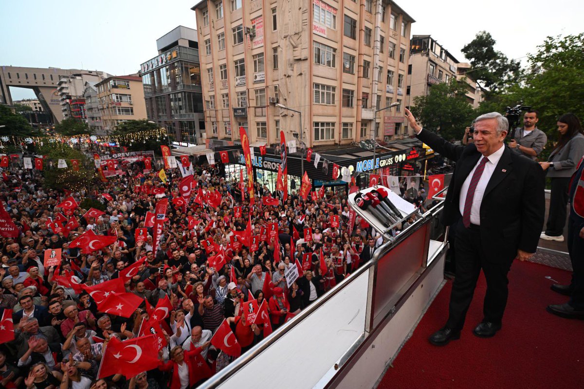 altindagkusu's tweet photo. Mansur Yavaş Ankara’da miting yapmış.
Alan? Ankara'nın üst üste yığsan maksimum 5.000 kişilik noktası.
Sonuç? O da dolmamış...
Yazık.

@mansuryavas06 https://t.co/w2rCMSB9lF