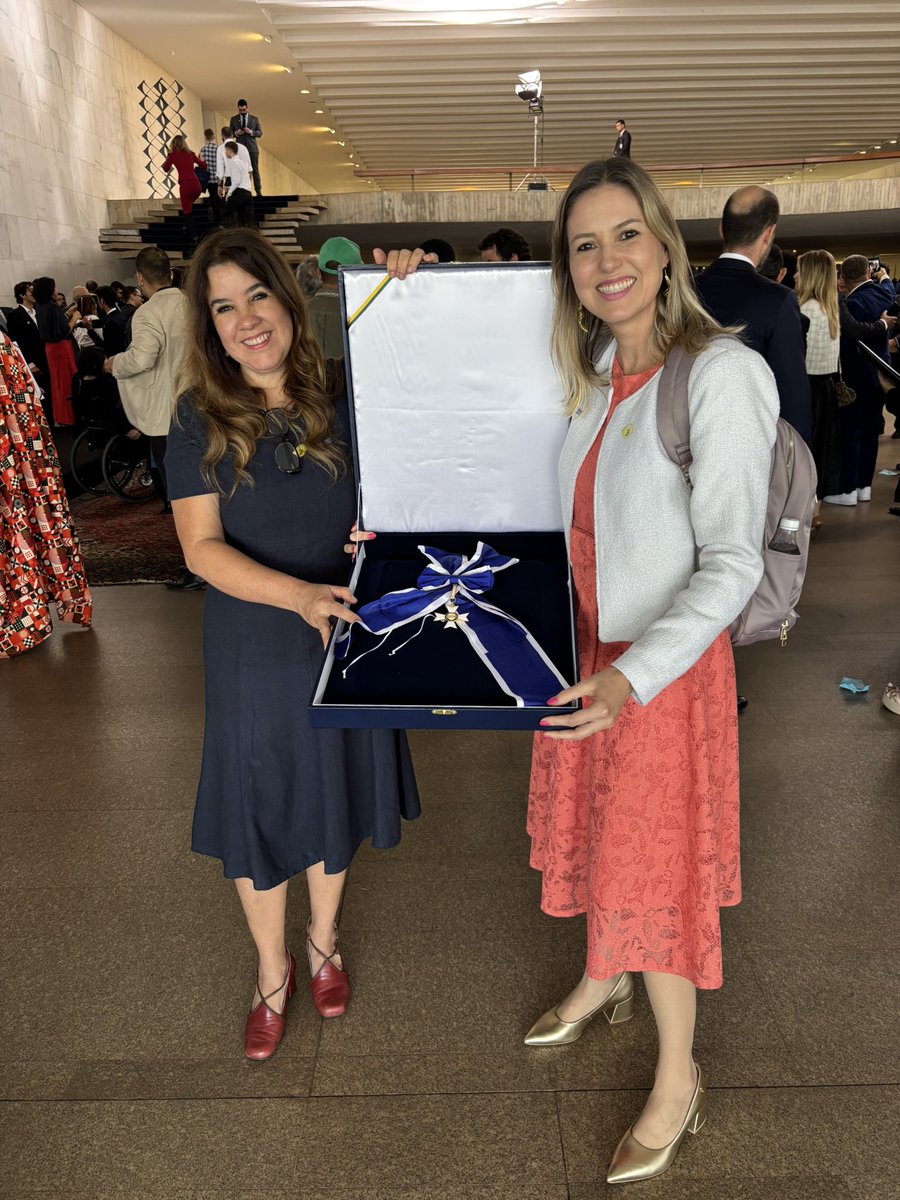 Recebendo a Insígnia da Ordem do Rio Branco da <a href="/sbquimica/">SBQ</a> juntamente com a presidenta <a href="/Rossinha4/">Rossimiriam Freitas</a> , honraria do Ministério das Relações Exteriores - entregue pelo vice-presidente Alckmin.