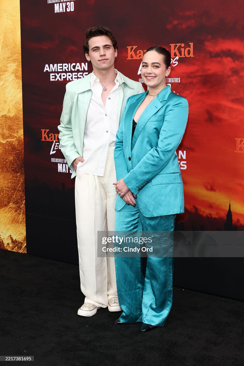 O CASAL DO MOMENTO TAMBÉM ESTÁ PRESENTE...

Tanner Buchanan e Mary Mouser presentes na premiere.