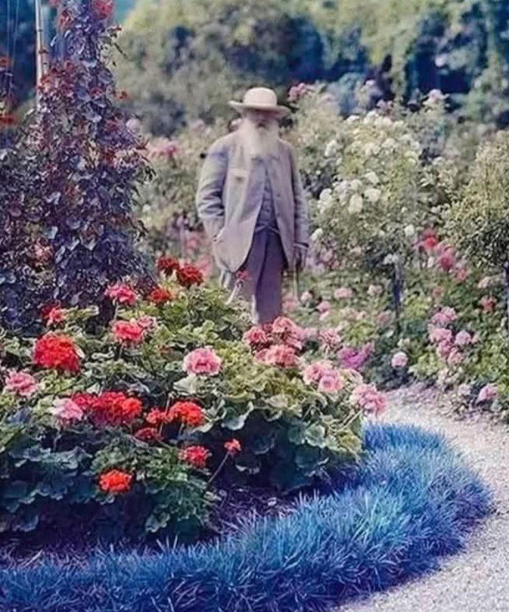 allontanarsio's tweet photo. Claude Monet, the gardener painter, in his large property in Giverny that he had bought after winning the lottery in 1880 https://t.co/Zp7urbqqRW