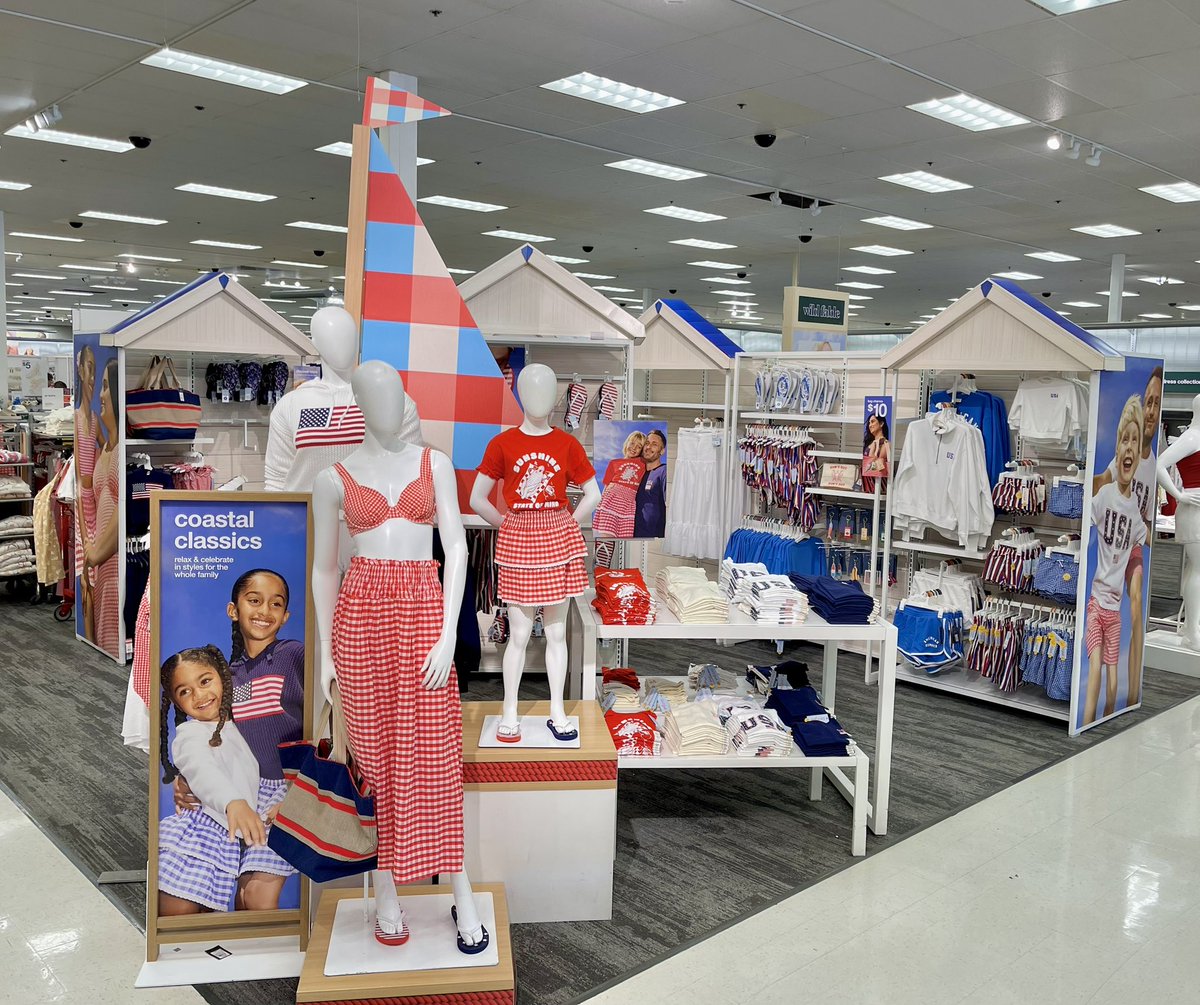 MaySandlin11's tweet image. Patriotic vibes in the new Gateway🇺🇸 Missing just a few things but love the assortment for the entire family🧑‍🧑‍🧒‍🧒 #target #visualmerchandiser #merica #redwhiteandblue @emily69716809 @VictoriaStaley8