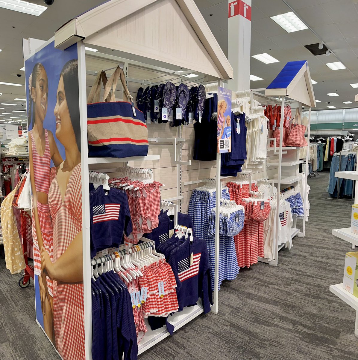 MaySandlin11's tweet image. Patriotic vibes in the new Gateway🇺🇸 Missing just a few things but love the assortment for the entire family🧑‍🧑‍🧒‍🧒 #target #visualmerchandiser #merica #redwhiteandblue @emily69716809 @VictoriaStaley8