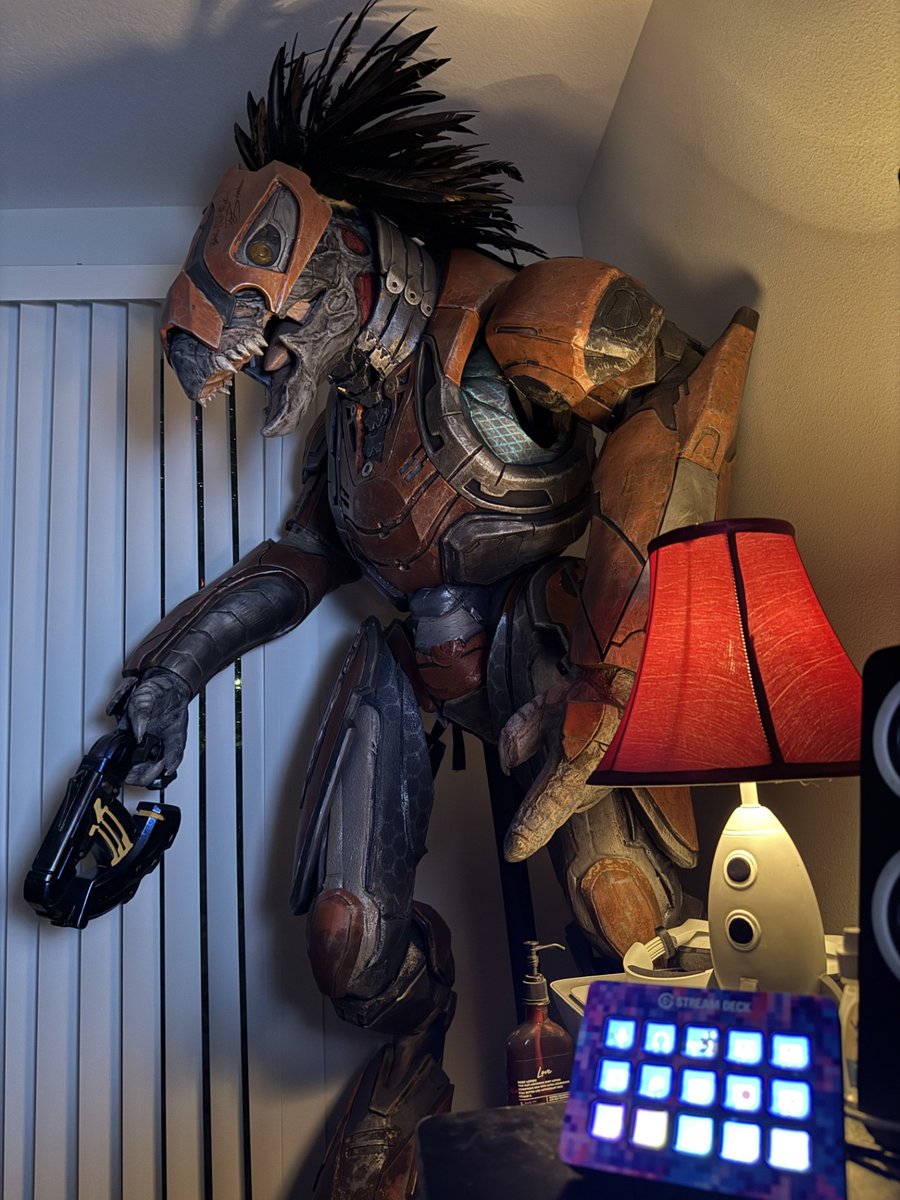 It's taken three weeks, but I'm finally moved into my new apartment.
Have enough space to have my Ship Mistress just a few feet beside me <3 

I can't wait to start working on YapYap and other future projects here.

#halo #halocosplay #covenantcosplay