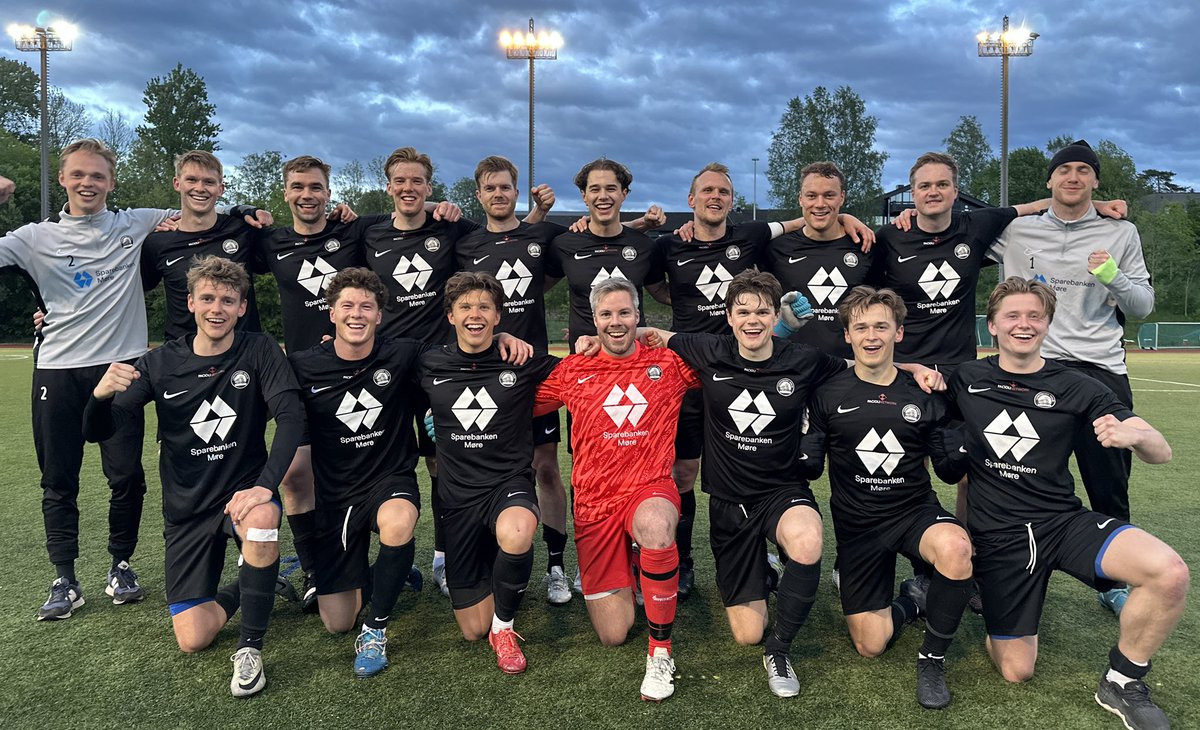 ENDELIG KOM SIGEREN FOR LOKET 2 I 4. DIVISJON 🙌⚽️🤩

Etter å ha tapt 5 seriekampar på rad snudde Loket 2 0-1 ved pause til ein særs fortent 2-1 siger etter ein veldig solid 2. omgong. Målscorarar var Alexander Torvestad og Ole Fredrik Thorsen.