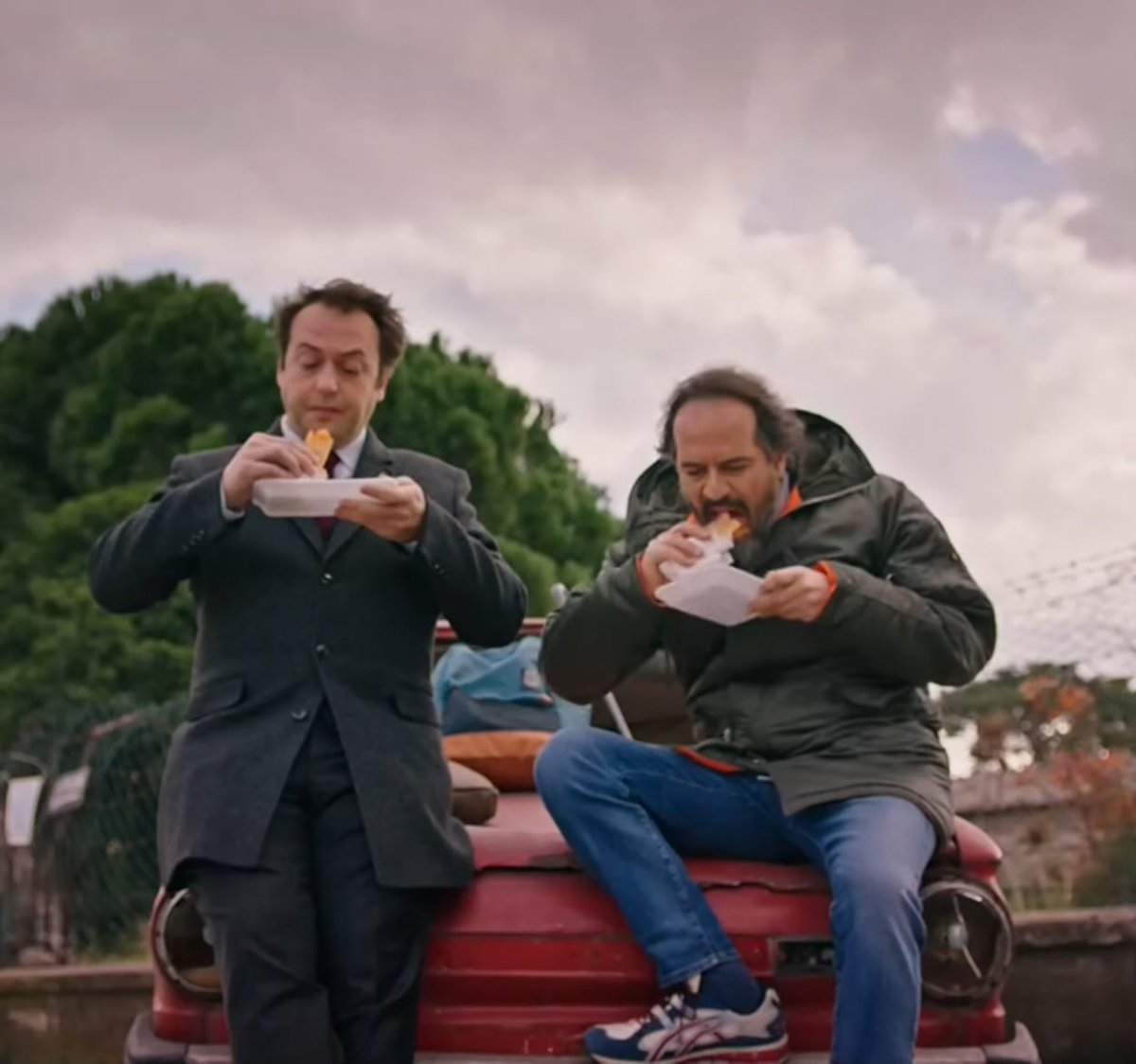 Some fun facts about turkish Hilson: They’re friends from childhood, they don’t call each other by names (they ALWAYS call each other “DOCTOOORRRHH” in a funny way, similar to call someone “BROOOHH”), and they ALWAYS eat a turkish meal called “Tantuni”, similar to döner.