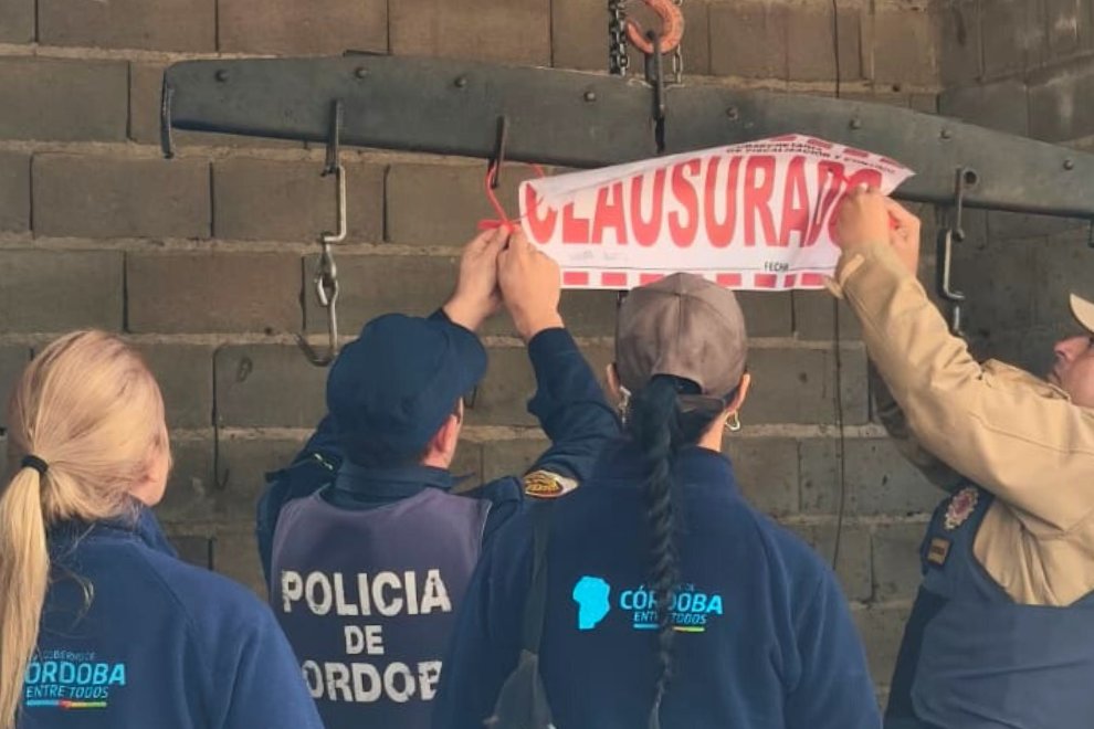 gobdecordoba's tweet photo. 🚨 Controles de oficio en la localidad de #ElBrete llevaron a la clausura de un establecimiento dedicado al faenamiento clandestino y a la comercialización de carne.
👉 El espacio no contaba con las condiciones higiénico-sanitarias para asegurar la salubridad de los alimentos. Como así tampoco las habilitaciones correspondientes para realizar esta actividad.
Más información 🔗 https://t.co/gAYBw5DNY9