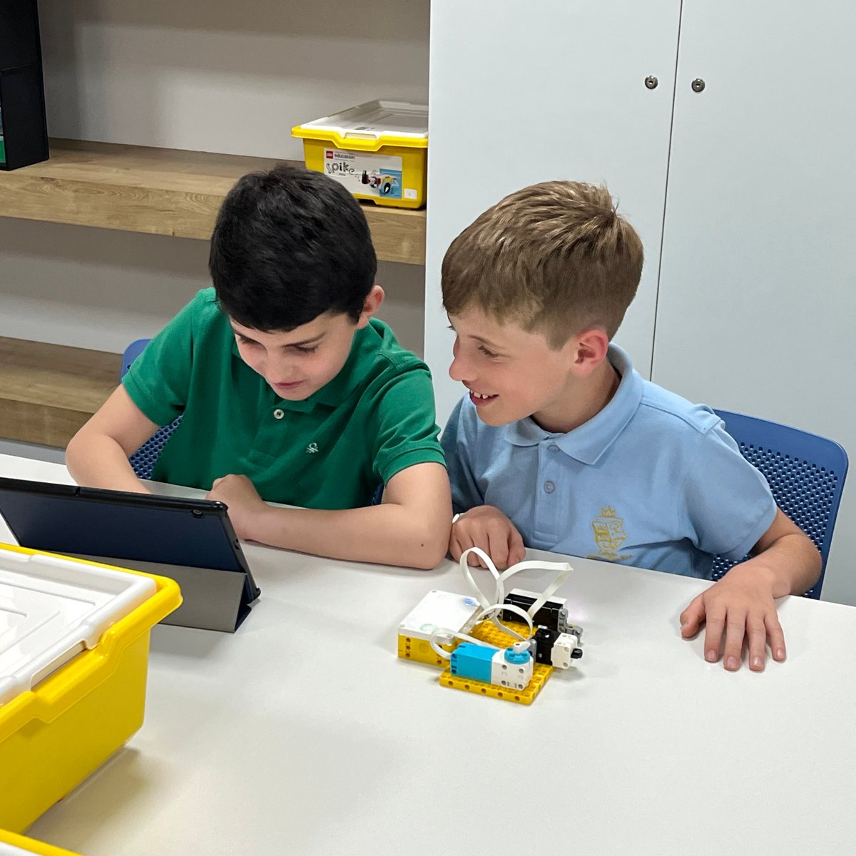 Nuestros makers Junior+ se adentran en SPIKE Prime. Introducimos el hub, el entorno de programación por bloques y probamos algunos sensores y actuadores en un pequeño banco de pruebas 🧠✨

#STEAM #robótica #programación #TICs #tecnología #extraescolares #IngeniaKids #Cáceres