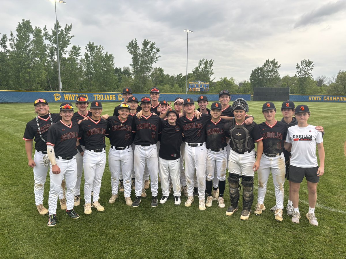 We started the playoffs with a 5-1 win over Wayzata on Coach Hannon's golden birthday (front and center)!  Jungroth with the CG and 2/3 with 2 RBI, Denham with 2 RBI, Nicky Moran with two doubles, and a bunch of locked in Orioles!