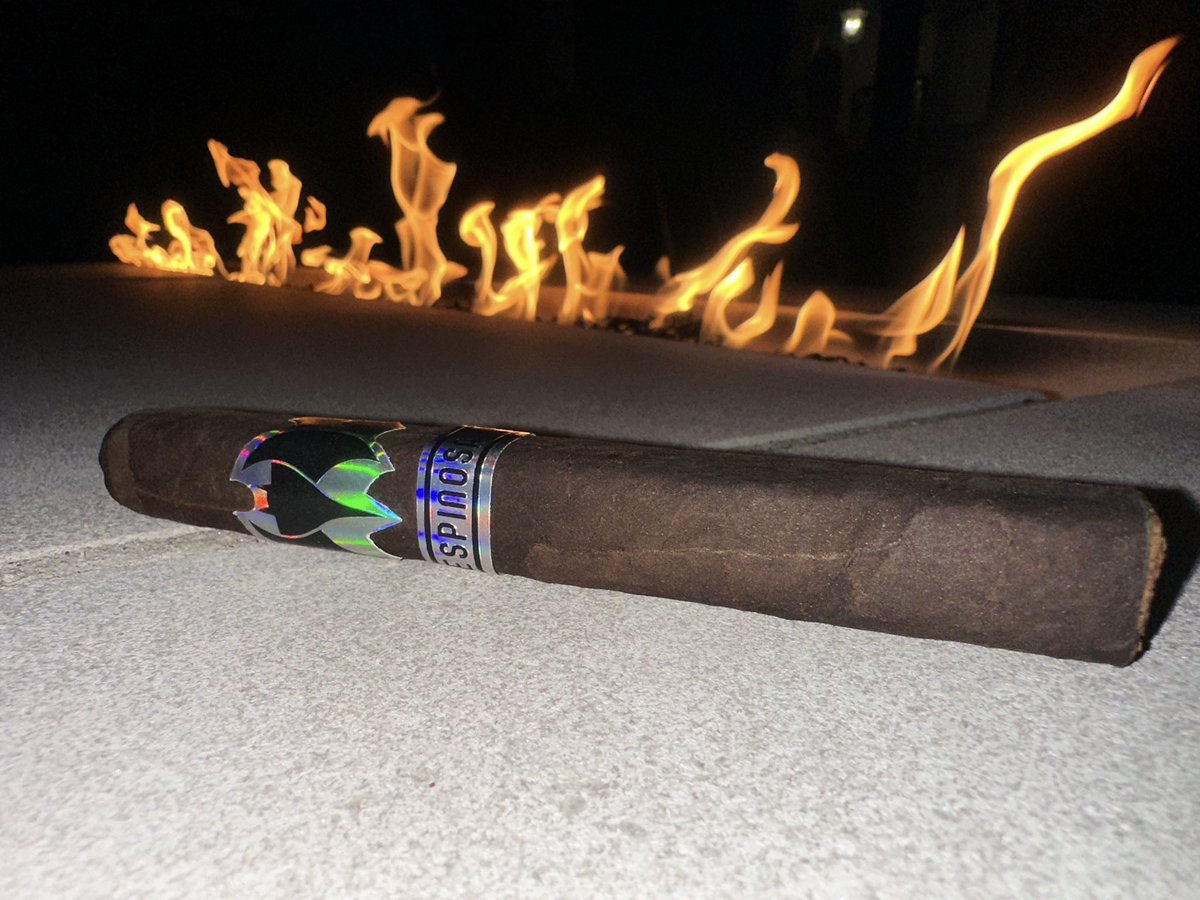 MRmidwestcouple's tweet image. Been seeing a lot of my BOTL smoking these lately. Still one of my favorites. Enjoy your evening! #Smoke #Cigars #PSSITA #Fire #Espinosa #Batman #TuesdayVibes