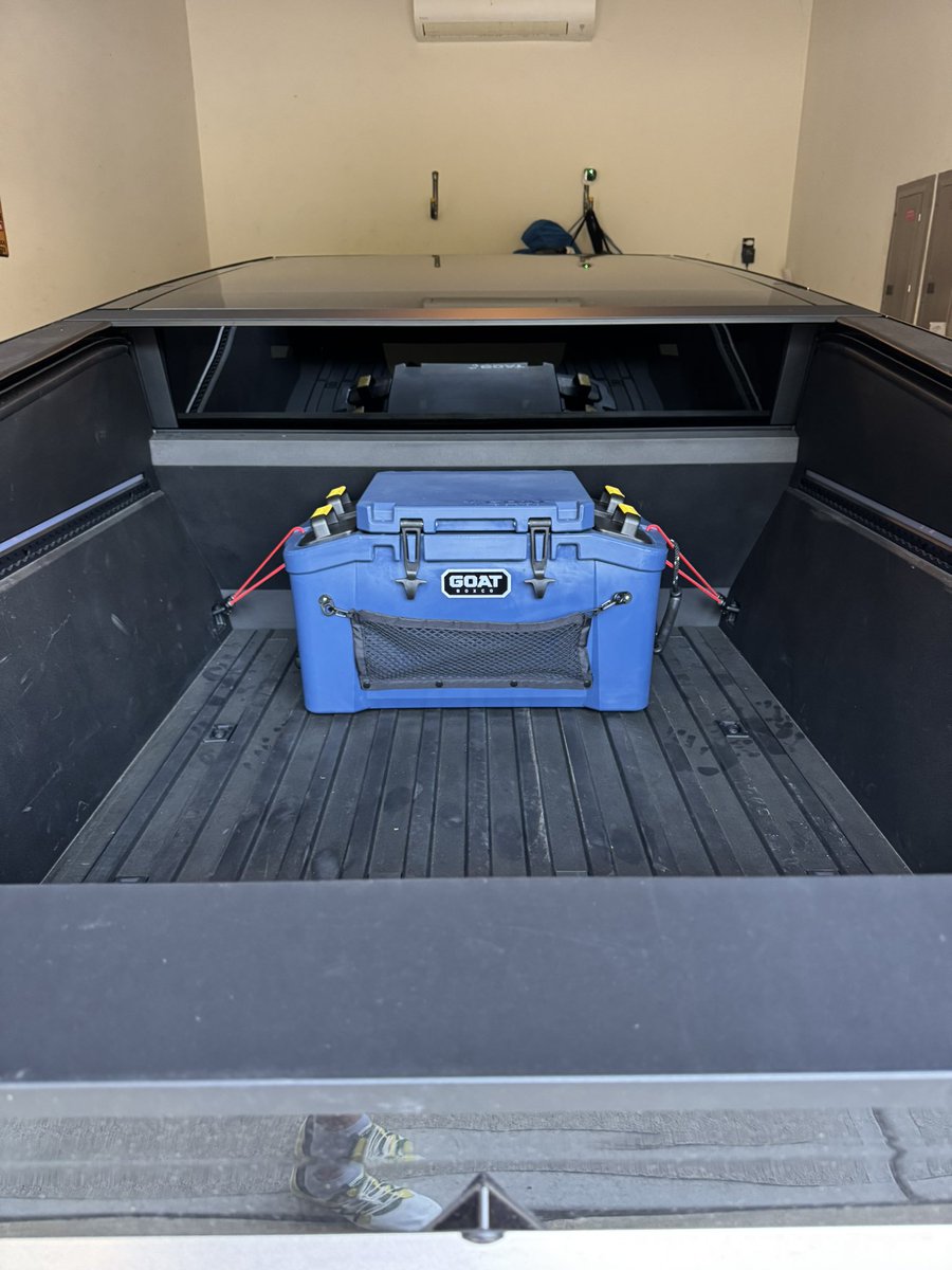 BeardedFLMan's tweet photo. Found a great pairing for the @cybertruck @goatboxco fits perfectly with tons of space still in the bed! A modular cooler with interchangeable storage modules is a great addition to my truck! https://t.co/4jvu0pvqx6