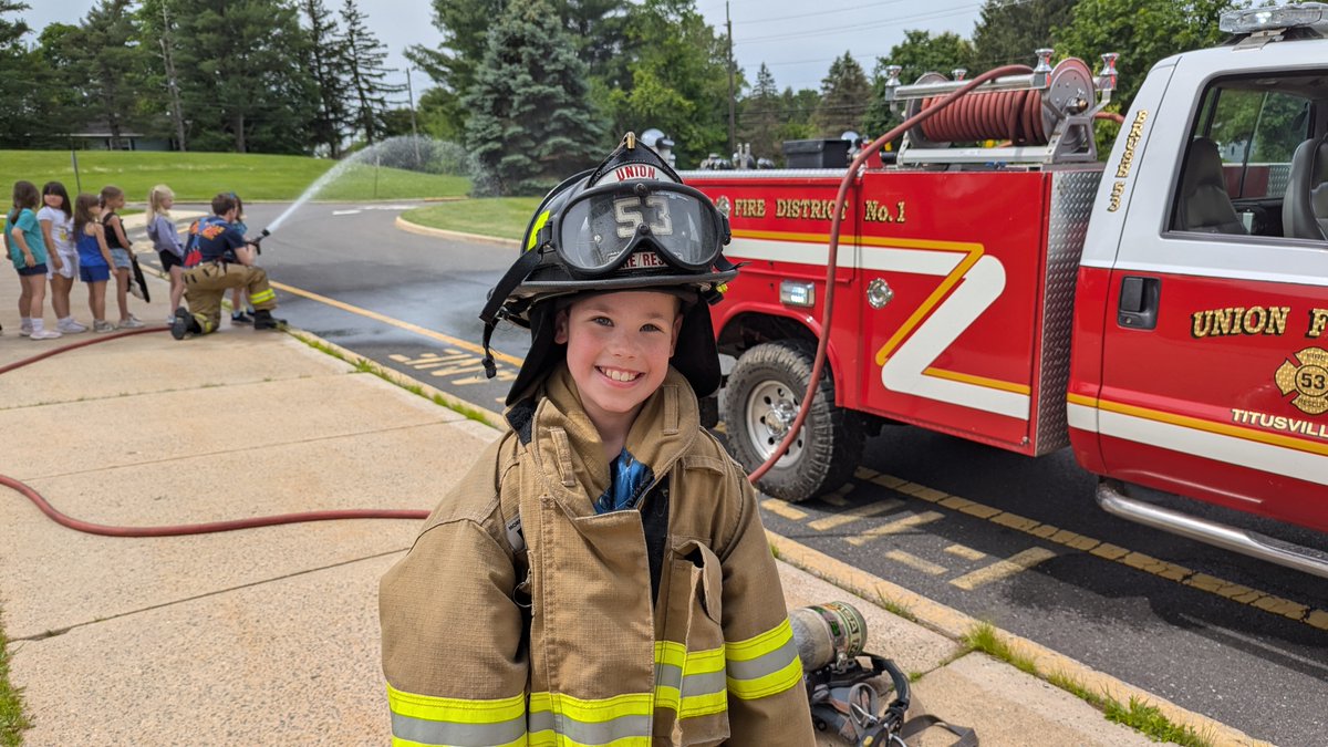 Two of Hopewell Valley's bravest and finest...visiting their old elementary school and their very proud mother.  #BearTavernPride <a href="/UFCRS/">Union Fire Company</a> #HTPD 🚔🚒