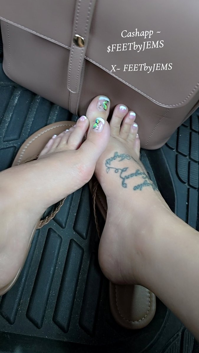 FEETbyJEMS's tweet photo. Second part of vacation....bring on the beach!! 

#feetworshi̇p #feetfetısh #feetِ #foot #footfetısh #sandals #sandalshoes #toe #slides #cute #SundayFunday #floralprint #Butterfly #toes https://t.co/N8yu7pEZb4