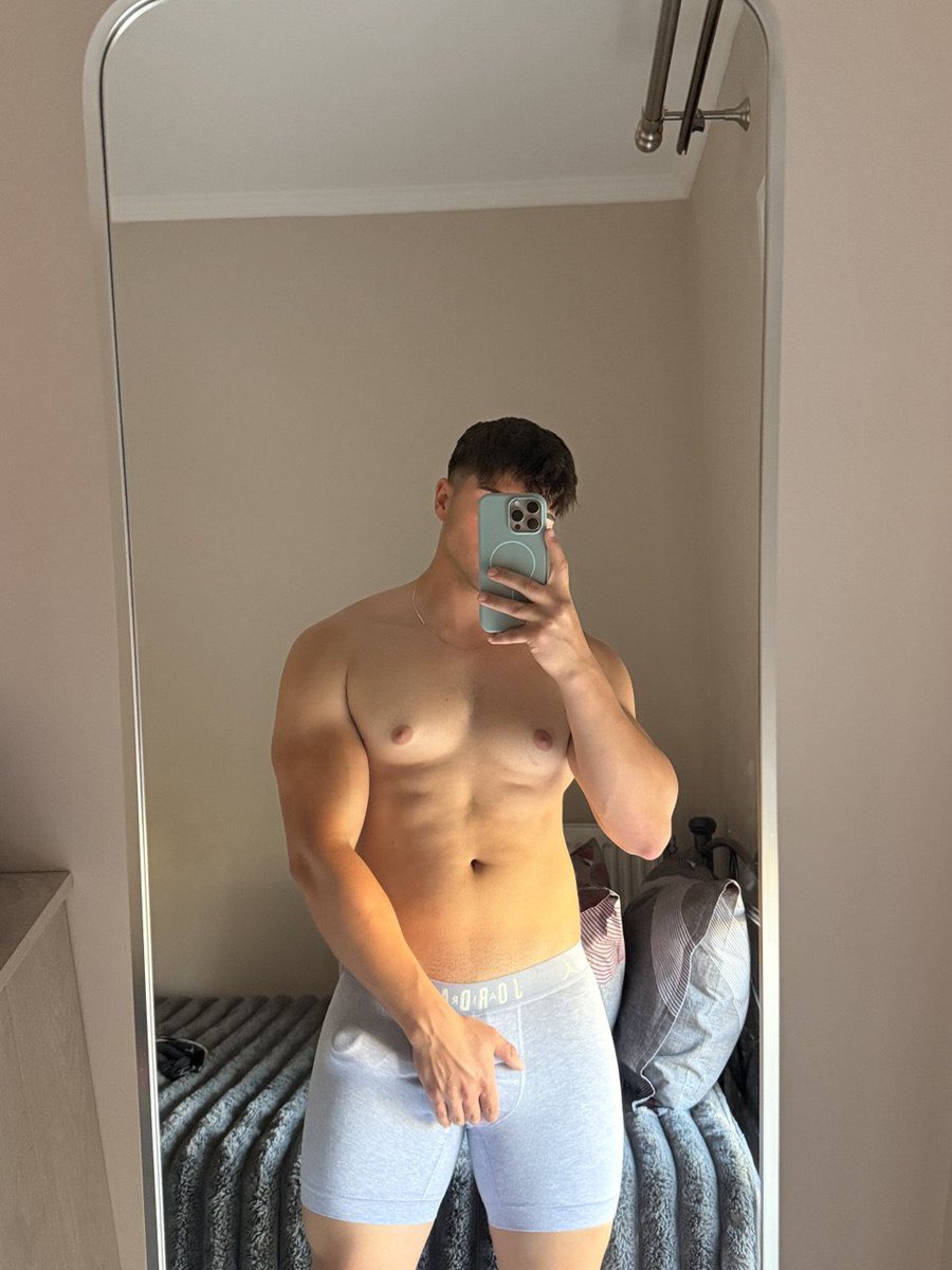 The first 30 who say “hi” will receive my d pics