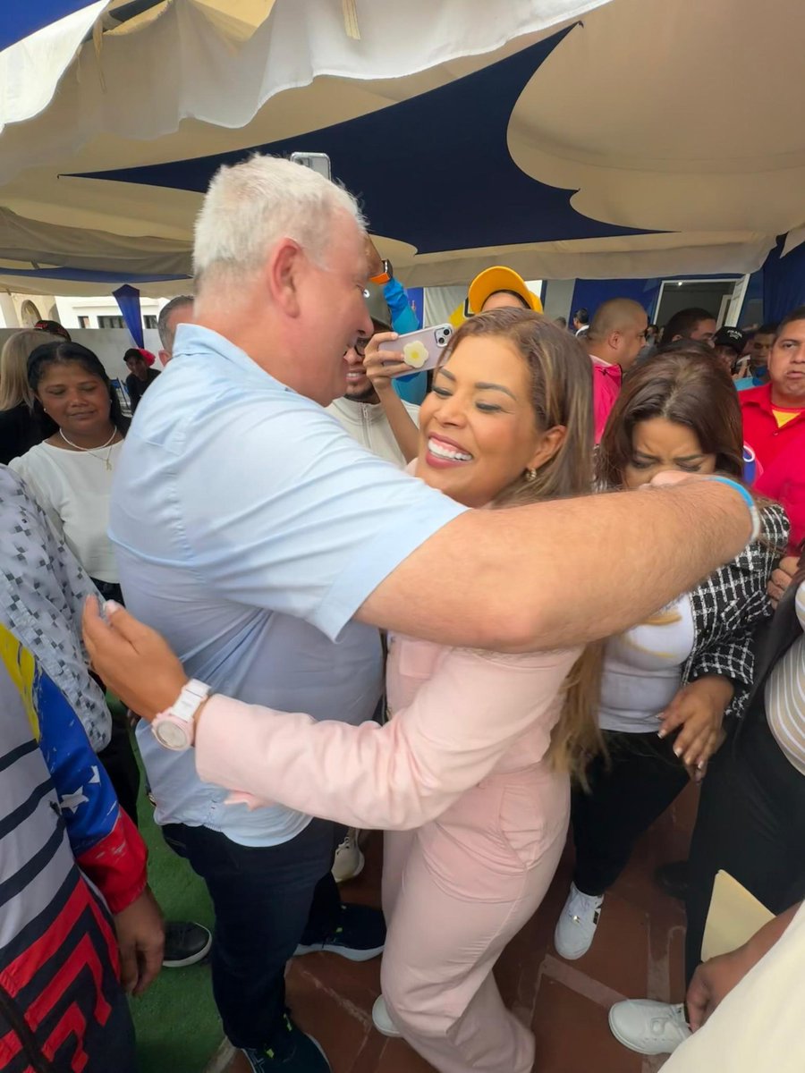 AlianzaComunal_'s tweet photo. 🏭🚂👷 Presidente de ferrominera Orinoco @AldoCantafioFMO hace acompañamiento a la Gobernadora del Estado Bolivar @tatachavista para recibir el acta q otorga el CNE como candidata electa . junto a demás candidatos electos diputad@s Regionales como Nacionales

#loquevieneserámejor https://t.co/v92Q2we63D