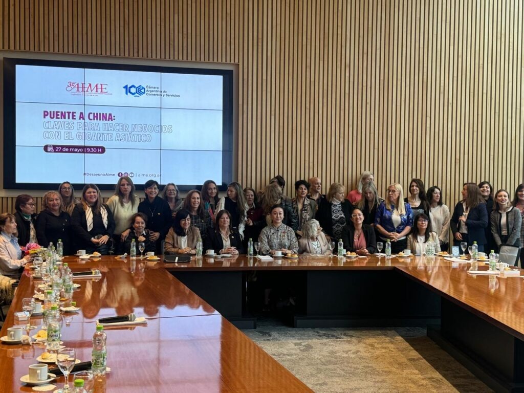 neahoycom's tweet photo. 🌏 Mujeres líderes de #CAMEFOR participaron en Buenos Aires del encuentro «Puente a #China», fortaleciendo lazos culturales y comerciales con el gigante asiático.
Ingresá e informate más👇
https://t.co/cFBpdQAJVC