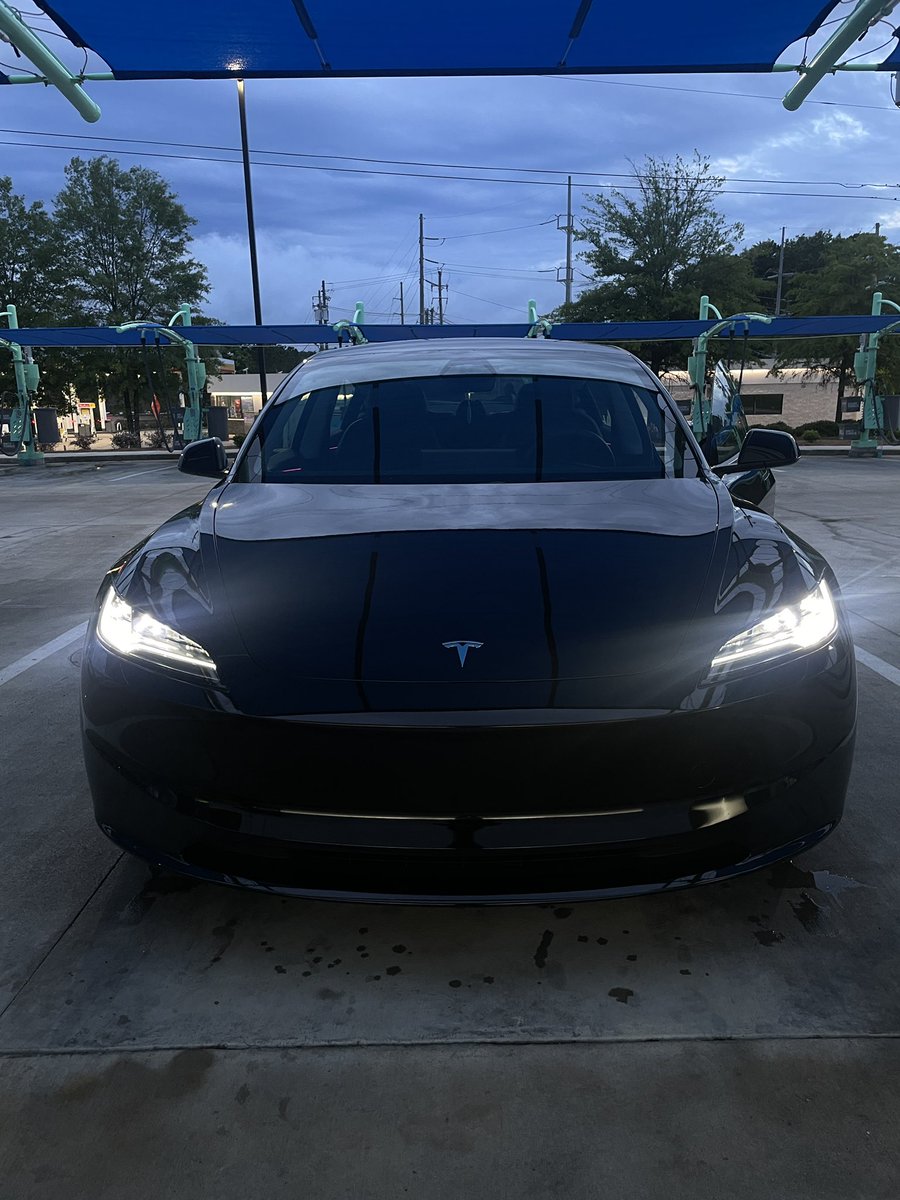 juliahlove49's tweet photo. One year and I still love my car #Tesla https://t.co/DfsD7H727M