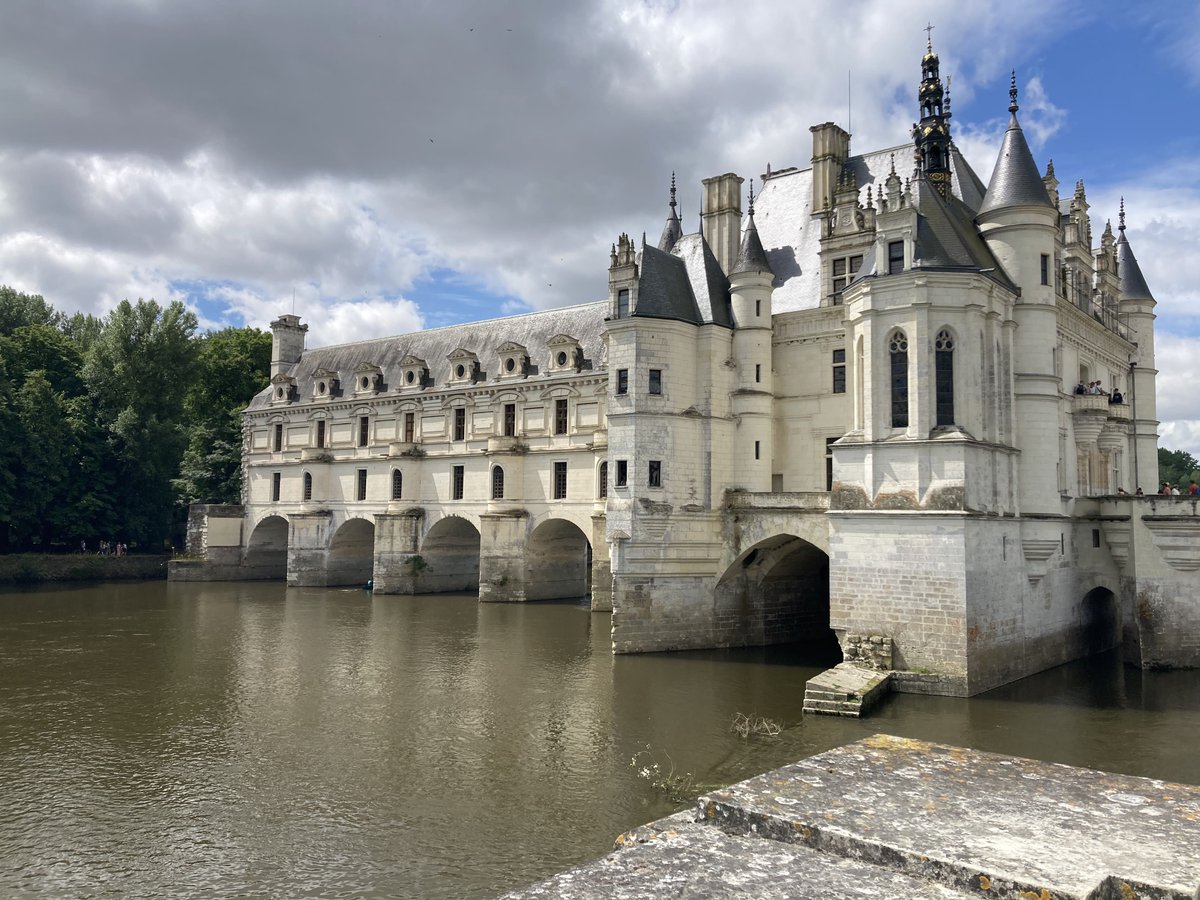 🏰 Chenonceau, un château sur un pont, traversé par une galerie et par l’Histoire.
Diane de Poitiers, Catherine de Médicis… Des femmes puissantes ont façonné ce bijou de la Loire.
📍 À visiter absolument !
🔗 Mon article : buff.ly/E8xdbz6