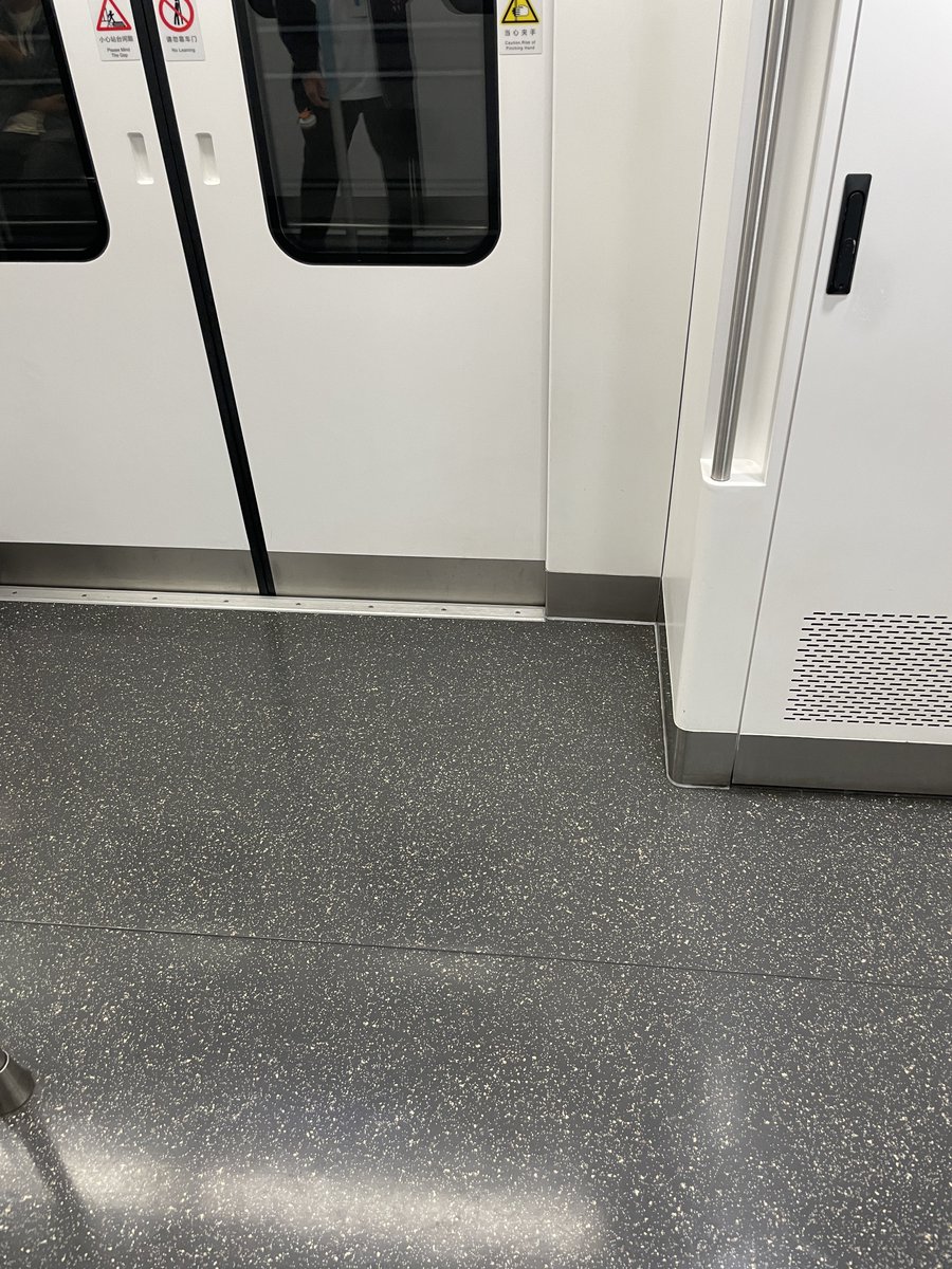 早点出门，地铁还是很空🤣

#武汉夫妻