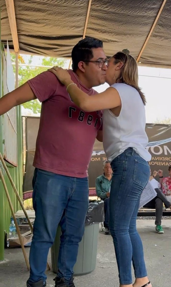 yohaliresendiz's tweet photo. .#Morelos 

#Conózcalos

Él se llama Luis Felipe Páramo, Director de Transporte Público y Particular de la @CGMyT_Morelos Coordinación General de Movilidad y Transporte en Morelos 
y ella es Carmen Silva quien afirma ser representante de “Porsche Autos” aunque es identificada en la Coordinación como “COYOTA” debido a que tiene una mesa de trabajo donde todos los de su especie “COYOTES” le llevan trámites y $$$$$. 

Ha sido gracias a su estupenda relación con Luis Felipe Páramo, Director de Transporte Público y Particular de la @CGMyT_Morelos 
que los trámites que lleva Carmen Silva (entre 3 y 5 veces por día lleva trámites) se los entregan unas horas después (pero mismo día) obviamente todos los coyotes le dan su “moche” y ella a su vez se “mocha” con el corrupto de Luis Felipe Páramo, Director de Transporte Público y Particular de la @CGMyT_Morelos 

¿Pues quién protege tanto a Luis Felipe Páramo dentro de la coordinación de movilidad y Transporte y porque le permiten aceptar dinero? 

Hemos confirmado que Carmen Silva entrega una buena tajada a Luis Felipe Páramo, Director de Transporte Público y Particular de la @CGMyT_Morelos 
con sus respectivos documentos para trámites.

1000 por trámite “normal” (mismo día) y si es urgente hasta 3000 pesos. 

No es la primera vez que hemos evidenciado a Luis Felipe Páramo, Director de Transporte Público y Particular de la Coordinación General de Movilidad y Transporte en Morelos 
debido a que ayuda solo a gestores “amigos” con sus trámites y a quienes no son “amigos” o sea no están dispuestos a pagar por su trámite, estos son archivados en cajas y ahí los mantiene semanas. 

¿Hasta cuando se va a seguir solapando a quienes no están respetando un cargo público sin que abusen y corrompan? 

Ojalá que desde la dirección no sólo le levanten un acta administrativa y la presenten en Contraloría @alejandrapaniMX porque eso y nada es lo mismo. 

Van 9 actas administrativas y no pasa absolutamente nada. Puro atole con el dedo. 

Ccp @margarita_gs