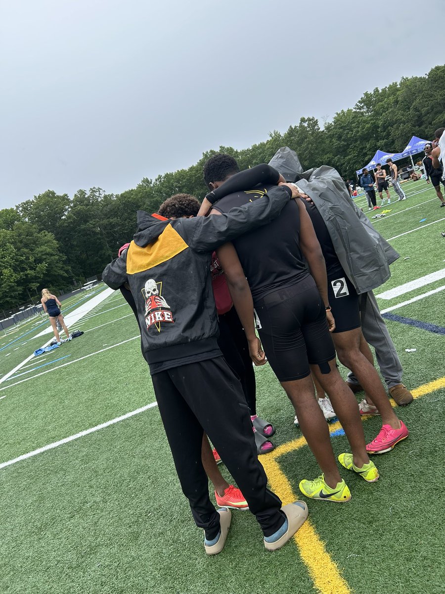 This was a great way to end the season and I’m happy with how I ended it. Came into the meet 22nd in the region left 16th. Got to spend a meet one last time with my seniors, they are going to go do great things in college🖤I can’t wait for next season, many more PR’s to come🙏🏽