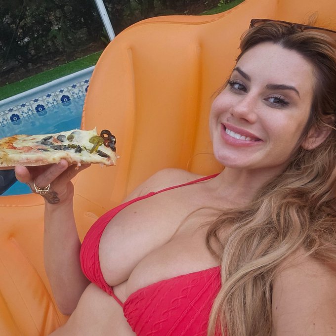 Watch Chloe Lamb's leaked NSFW photo on TwXstars