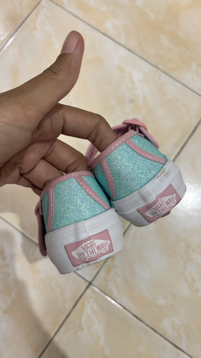 Anaknya dangdut, bapaknya punk. Apa ya jalan tengahnya? 
Mary jane vans berwarna gonjreng😌😌