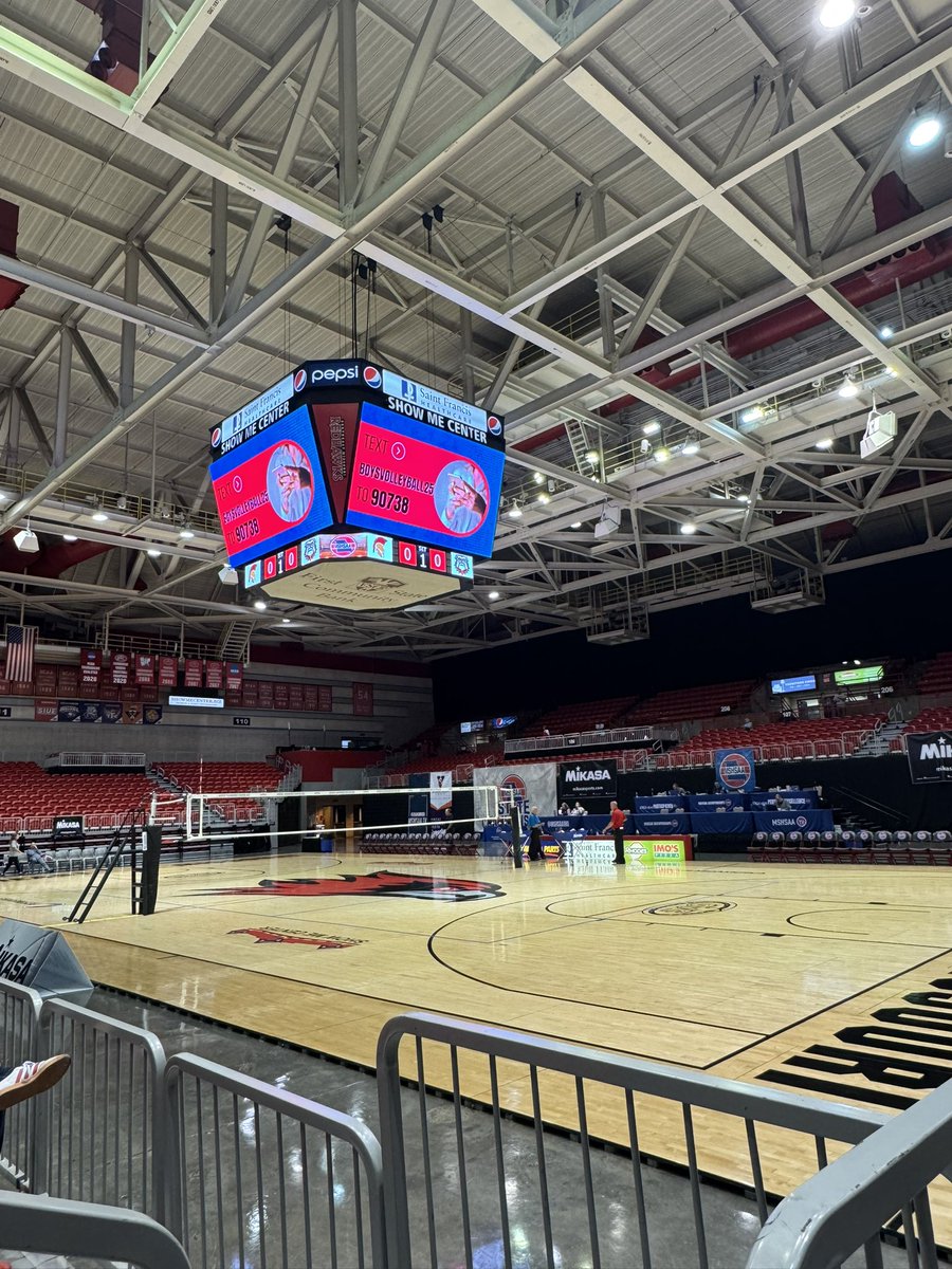 30 min from game time at the MSHAA Boys Volleyball State Semifinals!!

Go Dogs!