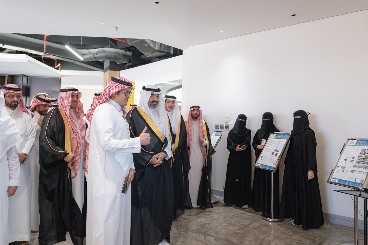 AliAlqahtani14's tweet image. سعدنا اليوم بزيارة معالي وزير الاتصالات وتقنية المعلومات @aalswaha
حيث استعرض مركز AI منظومة متكاملة من المبادرات
ونحن كمختصين في الذكاء الاصطناعي، نؤمن بأن دورنا لا يقتصر على تطوير الحلول، بل يمتد إلى بناء منظومة وطنية واعية تُوظّف التقنية بمسؤولية، وتُسهم في تحقيق تطلعات الوطن