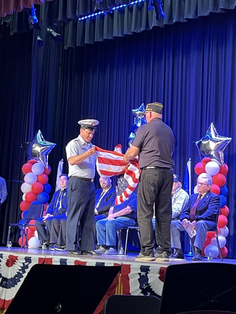 emeadowschools's tweet image. Flags for Freedom assembly at CHS. So proud of all our seniors. Thank you to our veterans.