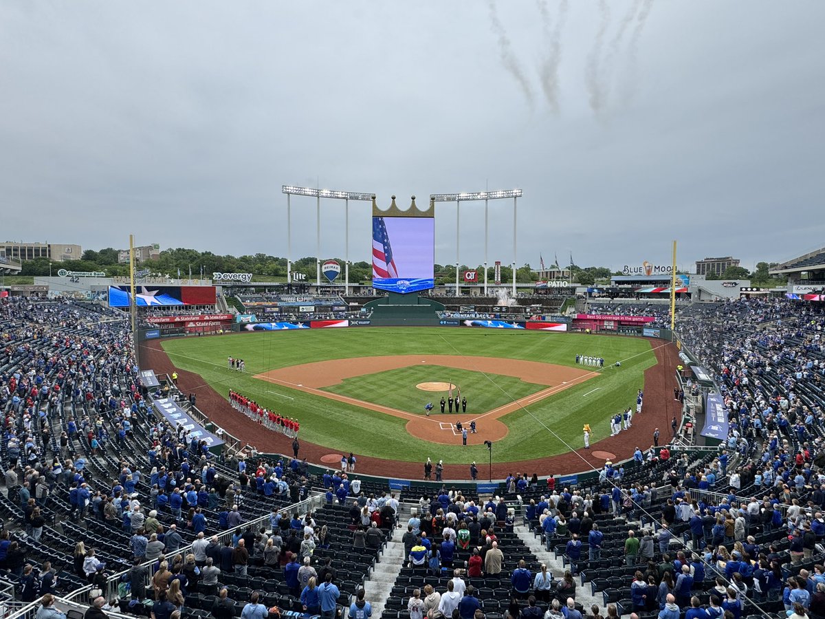 JakeEisenberg_'s tweet image. Round Two for Royals/Reds!

*Reds* RHP Brady Singer makes his return to Kauffman Stadium. The first batter he’ll face? His former Florida teammate &amp;amp; trade counterpart Jonathan India.

Hope you’ll join us on the radio!