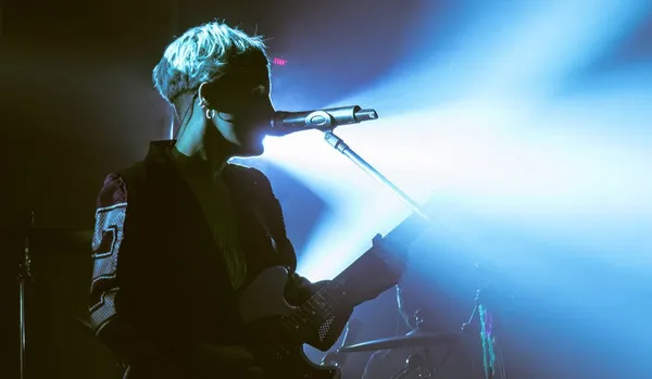 [MÚSICA CHILENA] "Hacia Dentro": Rubio cierra el ciclo "Venus &amp; Blue" con el estreno de su primer álbum en vivo wp.me/p5Uj1y-8ab