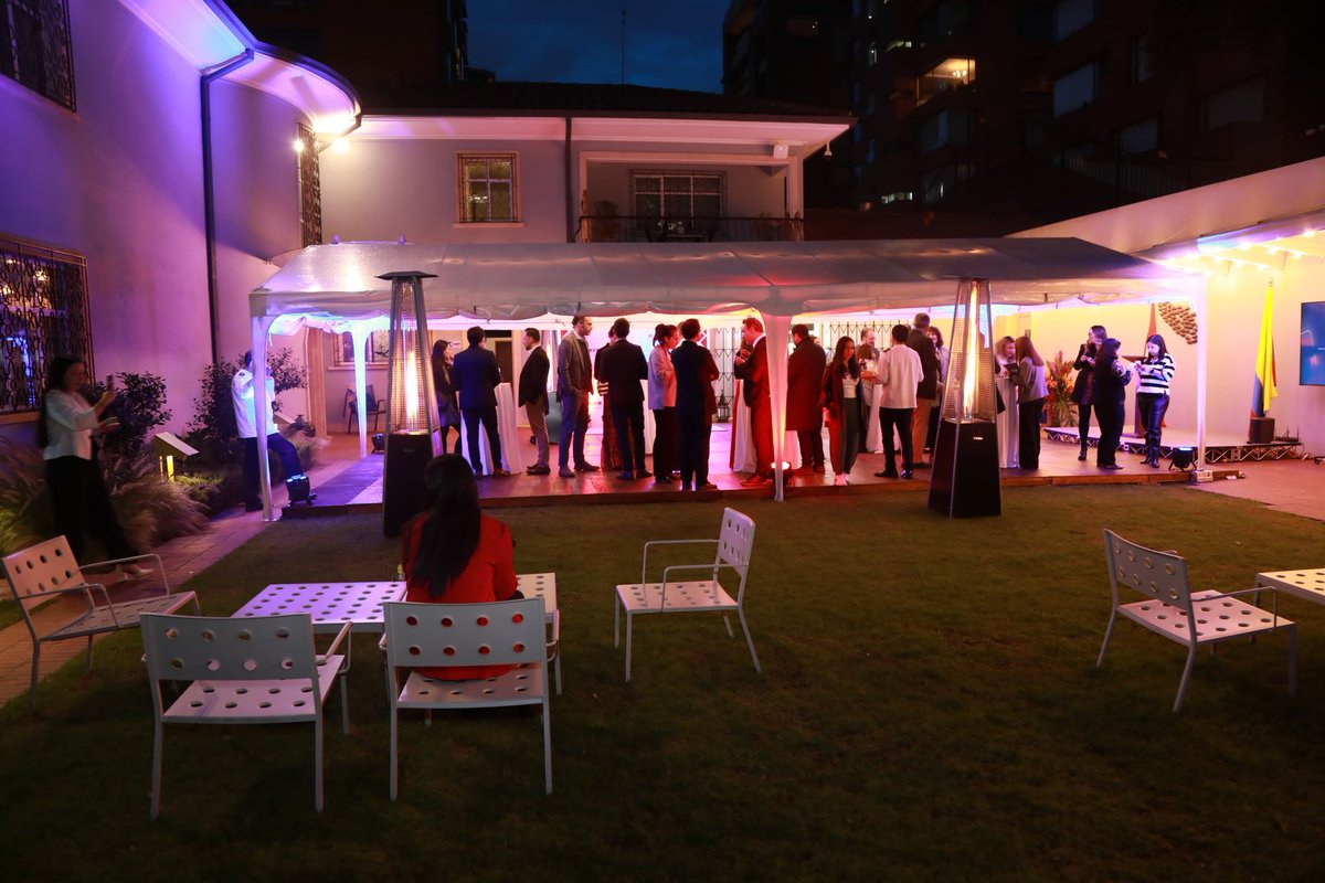 🏗️🌿 #AEstaHora| Llevamos a cabo el evento de socialización de los logros de la Mesa de Construcción Sostenible Colombia–Suiza.

Un espacio de articulación, intercambio y reflexión en el que compartimos los avances alcanzados en la fase 1 (2022–2024), fortalecemos alianzas y