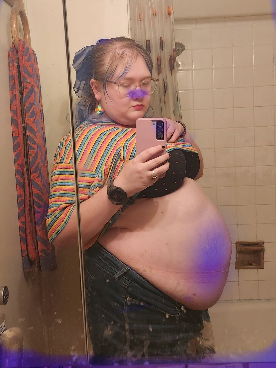BlewbAri's tweet photo. That blueberry galette levy me feeling a little bloated. π« #bbw #feedee #feedme #juiceme #blueberrybitch https://t.co/g3vbJqmNhT