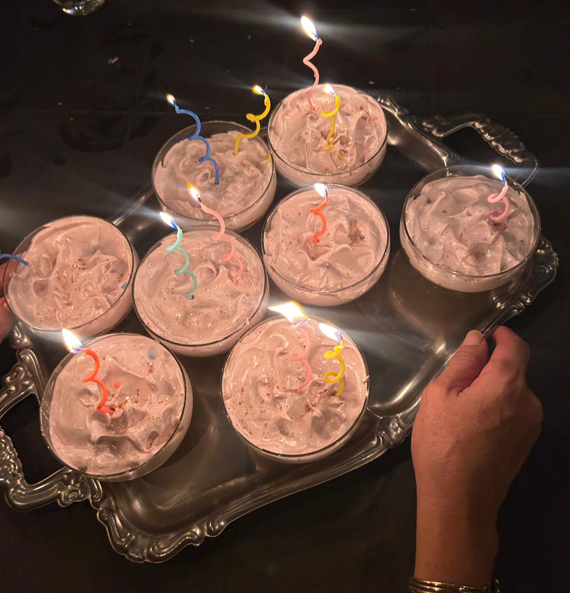 Mi mami por su cumple hizo suspiro limeño y le quedaron riquísimos 😍 próximamente lo intentaré en mi cocina. si me salen bien l@s invito a comer Jajajj