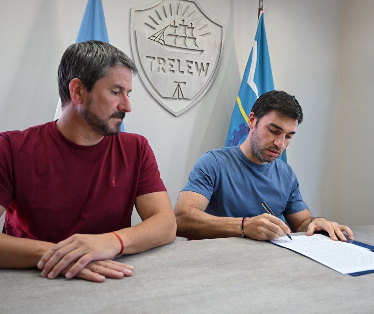 TRELEW MEJORA SU INFRAESTRUCTURA URBANA

Junto al gobernador <a href="/NachoTorresCH/">Nacho Torres</a> firmamos un convenio para construir 6.480 metros de cordones cuneta con una inversión provincial de $591 millones.

Obras que generan empleo y mejoran la calidad de vida de nuestros vecinos.
#ObraPública