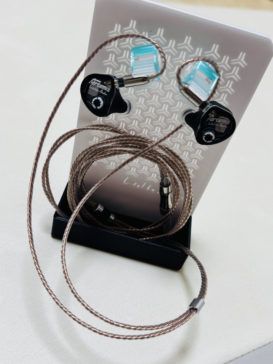 noguso__'s tweet image. いらっしゃいませ☆『Artemis』☆

ヘッドフォン祭から約1か月。
会場で試聴して感動した、Lifelike Audioさんの『Artemis』が到着しました💚

Lifelike Audioのイヤホンスタンド
〜ArtemisとLEGACYを添えて〜

#Lifelikeaudio
#Artemis
#ESSENCEAUDIO
#LEGACY
#Artemist (アルテミスト)